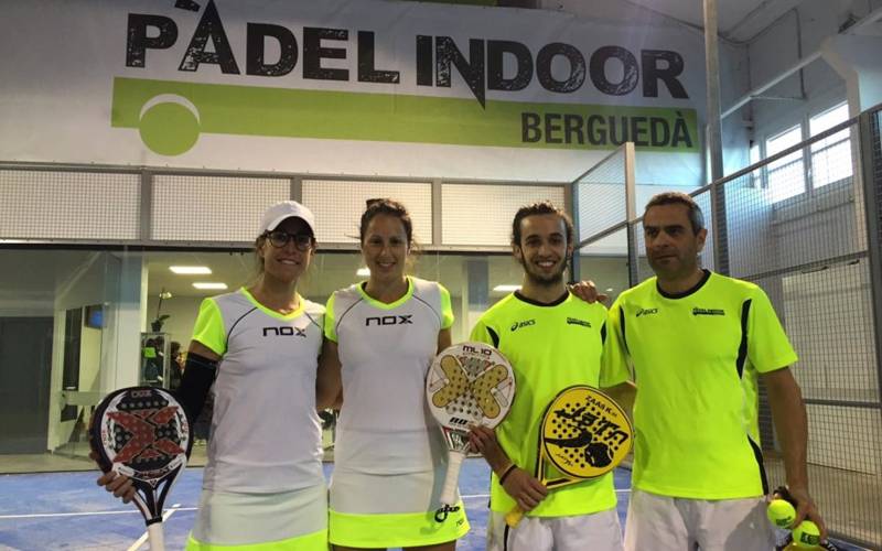 Gemma Triay i Lucía Sainz, setenes del rànquing del World Padel Tour, convidades d’honor del Pàdel Indoor Berguedà en la inauguració de la nova cafeteria.